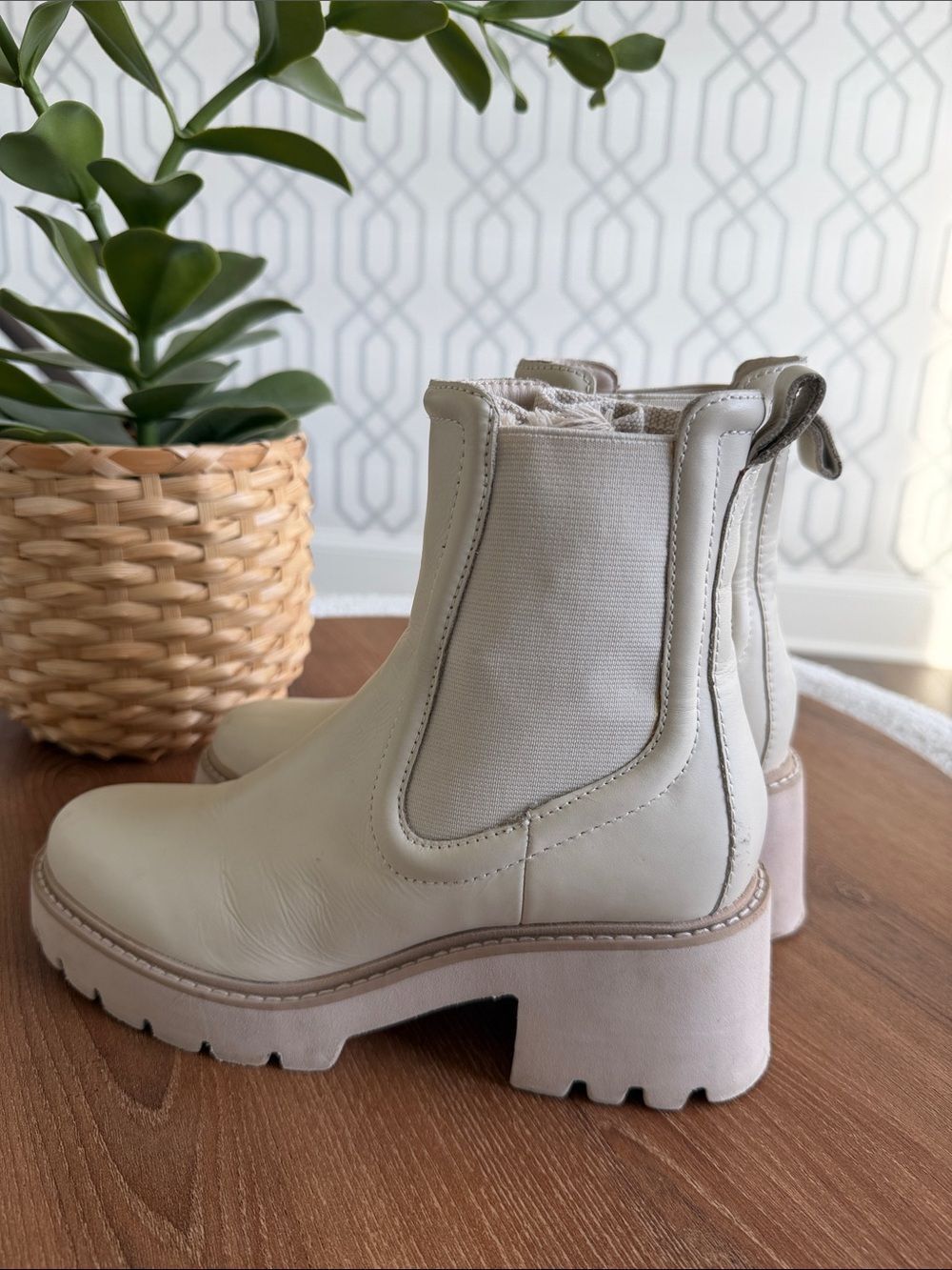 Dolce Vita Ivory Lug Sole Chelsea Boots Size 7 Leather Platform cream